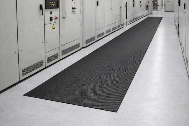 packing-mart-tapete-dielectrico-pte-negro-en-subestacion-pasilllo-06
