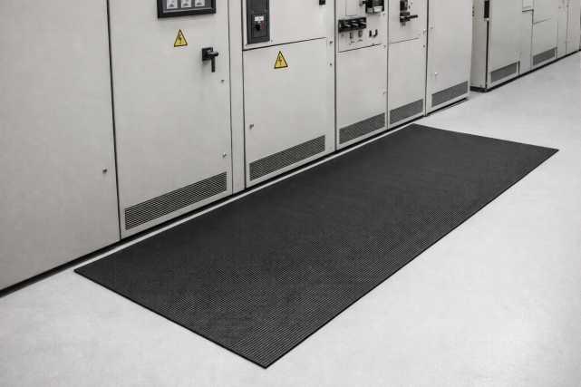 packing-mart-tapete-dielectrico-pte-negro-frente-a-tablero-electrico-07