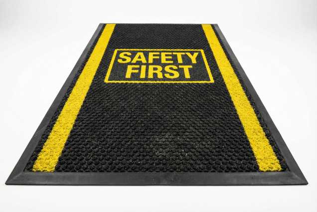 packing-mart-tapete-polipropileno-negro-seguridad-safety-first (1)-08 Tapetes Personalizados de Tipo Alfombra